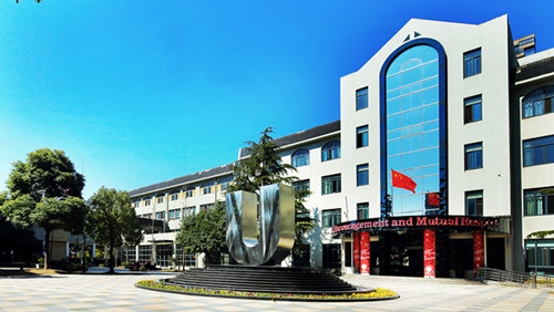 15065868387178538WNK.jpg 裁剪校门_副本.jpg