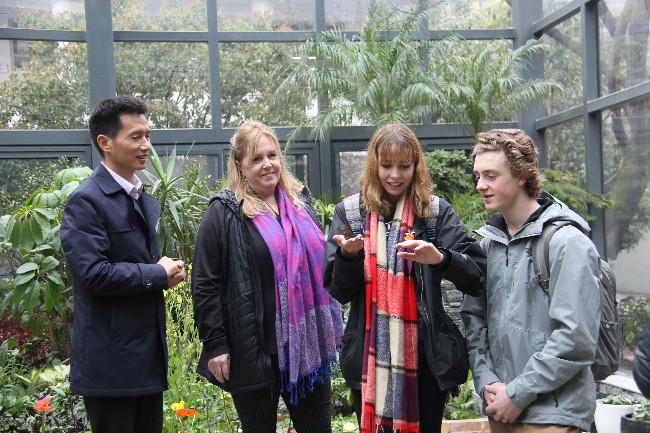 15481394214437247m0b.jpg 2018年3月,加拿大多伦多大学教育学院职业发展实习中心主任Liz Coulson女士一行人来到杭实外参观交流。.jpg