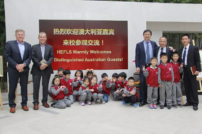 1548139436641229QZrH.jpg 2018年11月,澳大利亚阿德莱德国际学校创办人Don Chen、校长Lester Saegenschnitter、 Scotch College 业务发展总经理Greg Pratt一行5人来到杭实外,就下一步国际交流合作项目进行了深入的探讨。.jpg