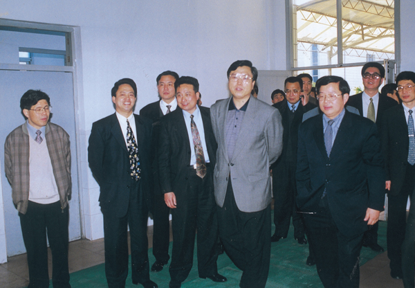 P05-2 1999年3月，浙江省委书记张德江视察温州育英国际实验学校。.jpg